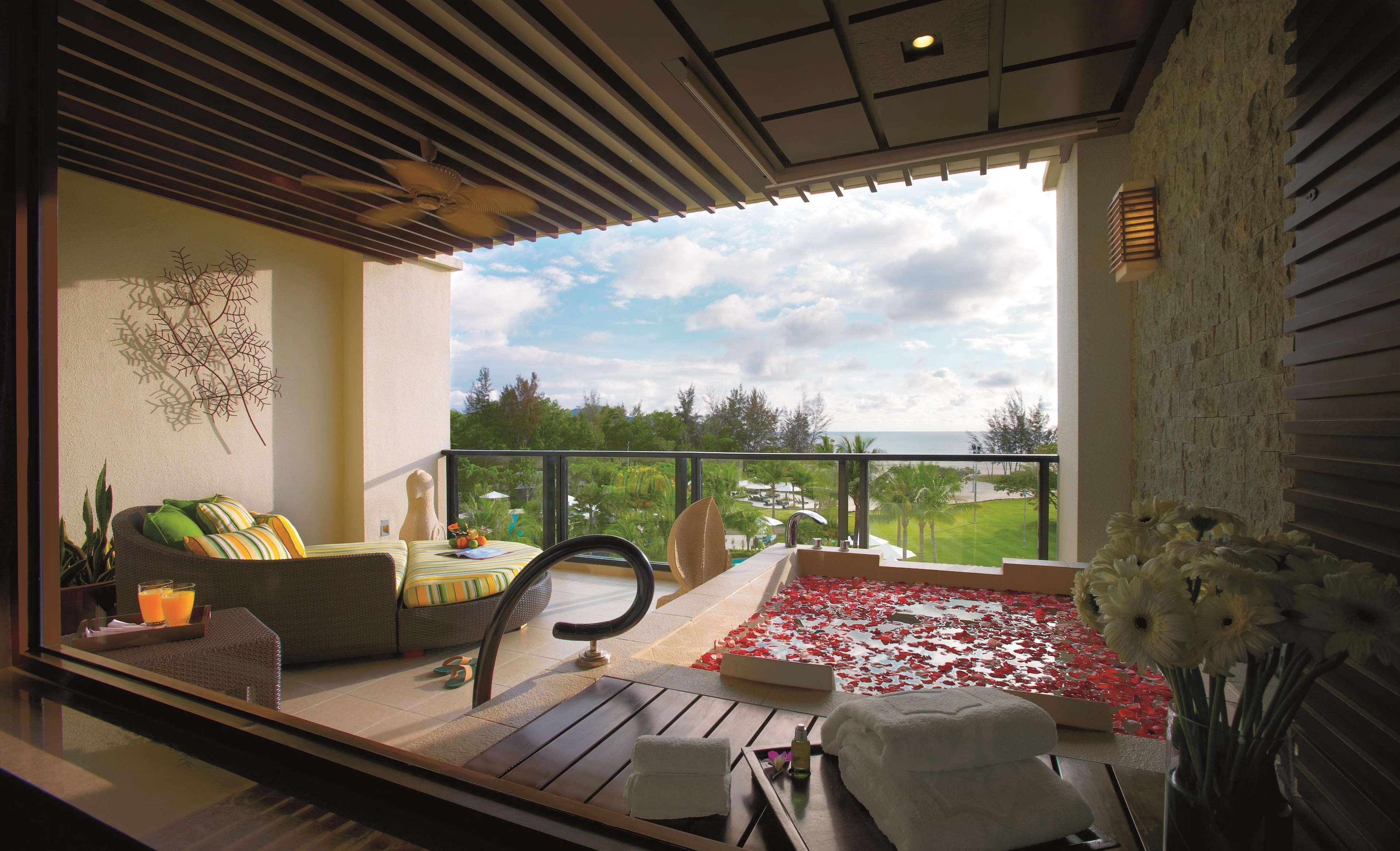 Shangri-La Rasa Ria, Kota Kinabalu Exterior photo A balcony